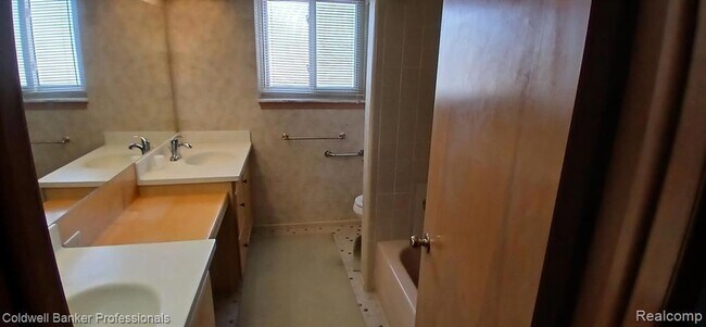 Building Photo - 30632 Ohmer Dr