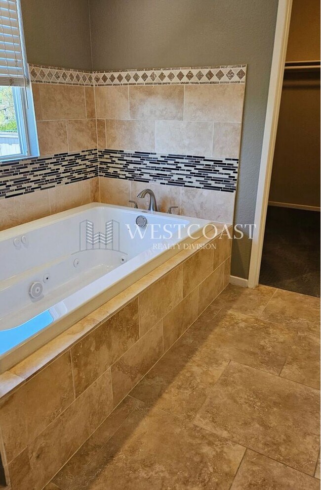 Building Photo - Elegant 3-Bedroom Home in Gated Vista Comm...