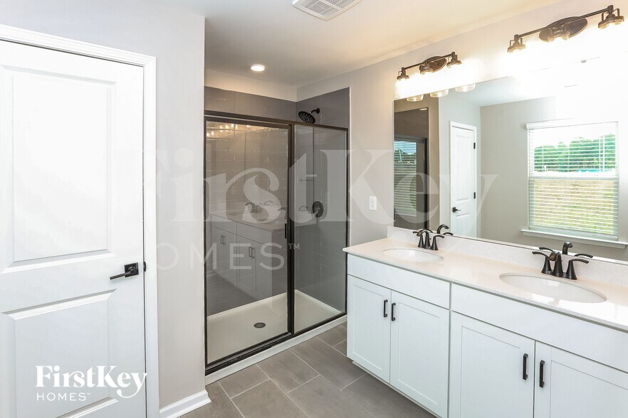 Building Photo - 5013 Dunsford Dr