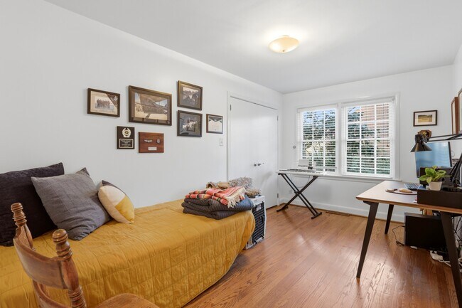 Building Photo - 1700 E Mulberry St