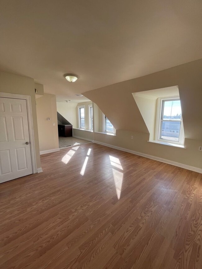 Building Photo - UPDATED 1 BED 1 BATH 2ND FLOOR APARTMENT