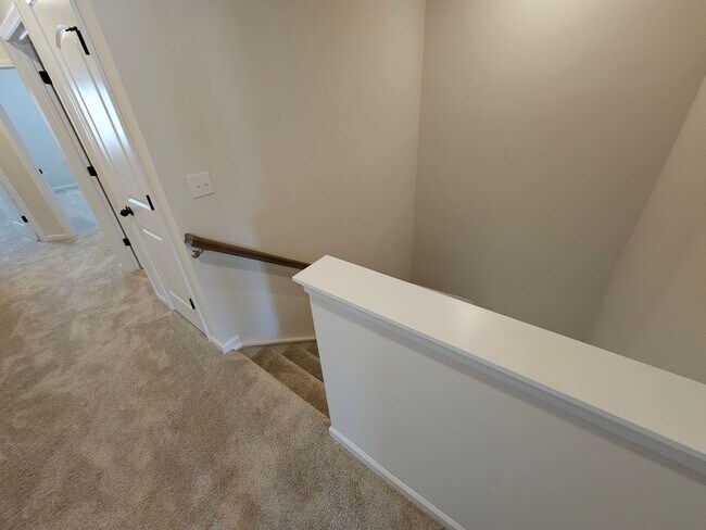 Building Photo - Like New Townhome in Mint Hill