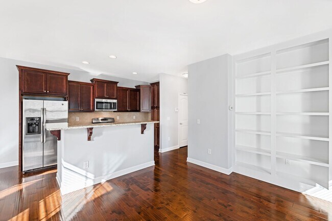 Building Photo - Bright & Spacious End-Unit Townhome in Flo...