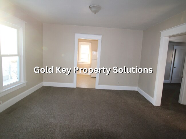 Building Photo - 2 BR 1 BA House with Dining Room and Basement SECTION 8 APPROVED