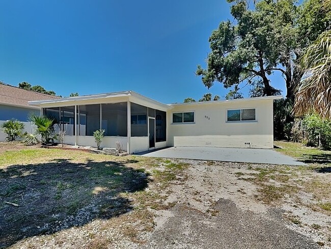 Building Photo - 905 Alicia Ave