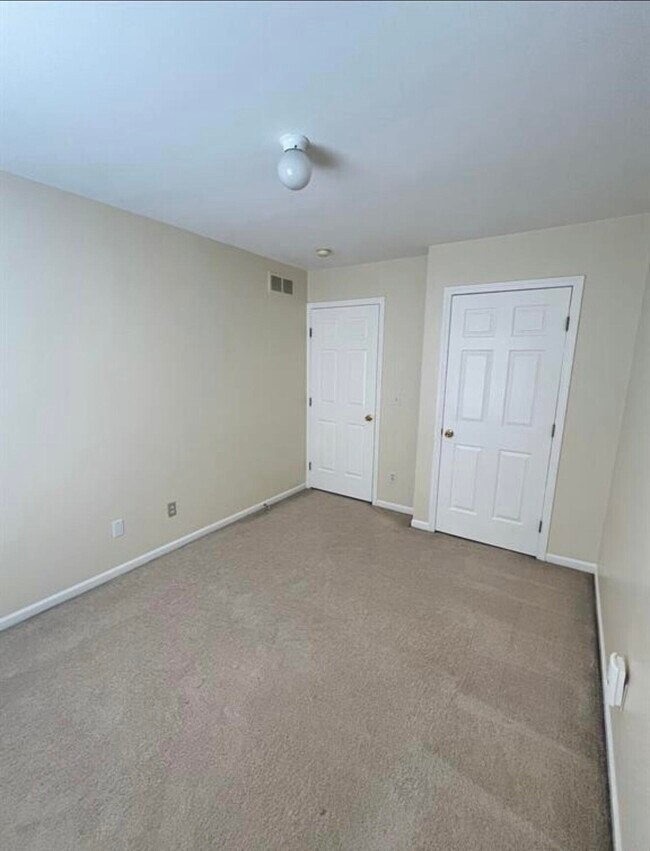 Building Photo - 3112 Village Cir N