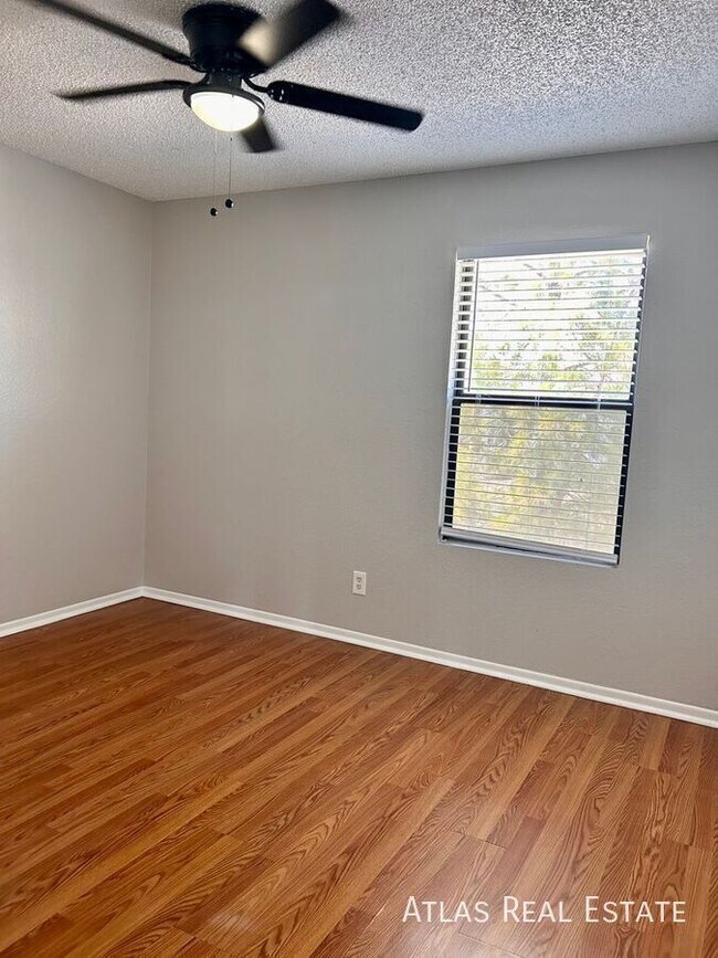 Building Photo - 465 W Ivyglen St