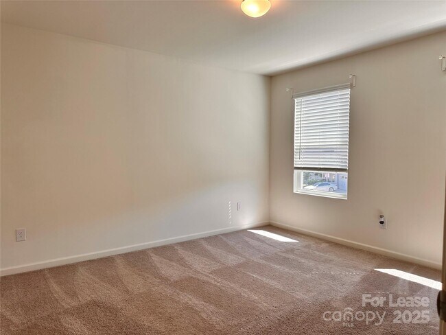 Building Photo - 5125 Saddleback Dr