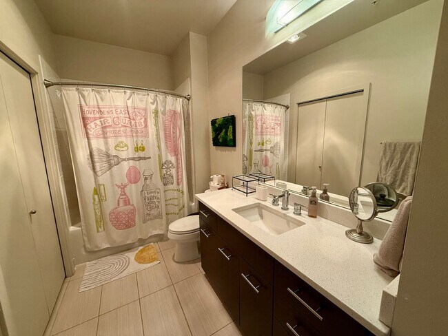 Building Photo - Ruby Condominiums - Eastlake