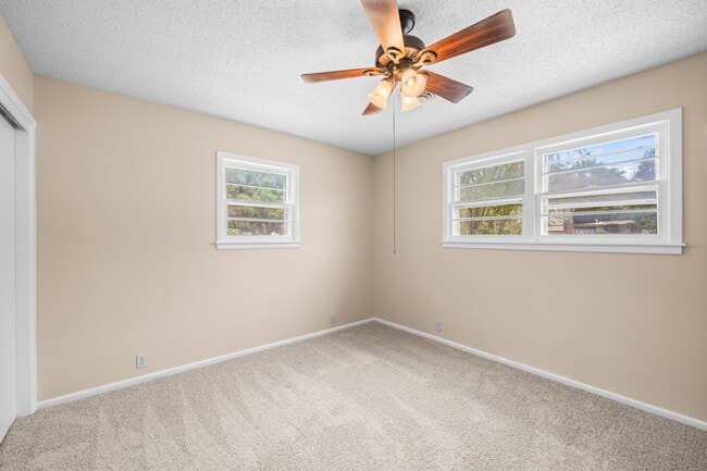 Building Photo - Open Concept 3/2/2, Minutes from LCU & Medical