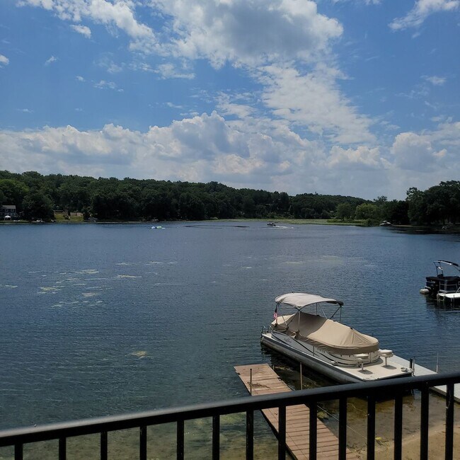 Building Photo - "Lakefront Living! Modern 3BR/2BA Home with Water Views & Private Dock