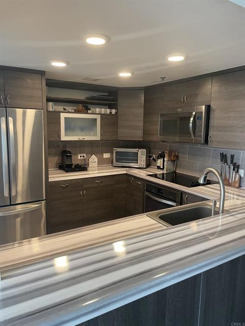 Building Photo - 425 W Beech St