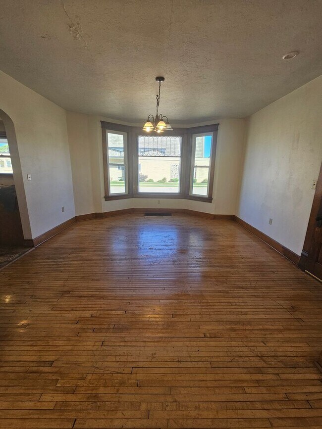 Building Photo - 1-603 1/2 N Superior Ave