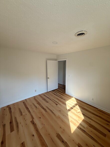 Building Photo - 708 Eric Dr