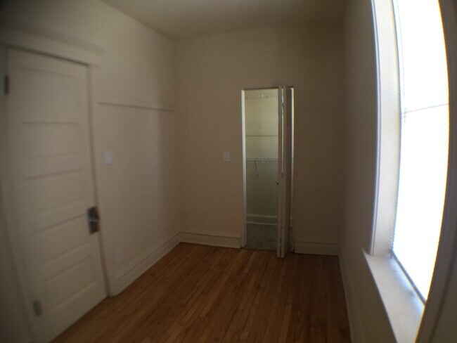 Building Photo - 837 W 33rd Pl