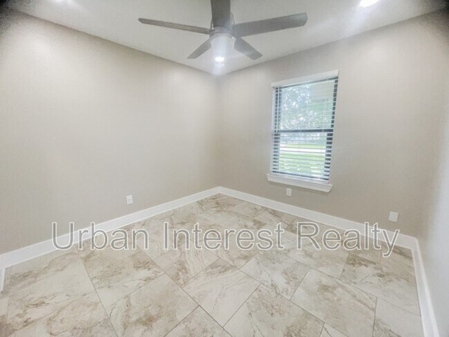 Building Photo - 802 E Pine Forest Dr