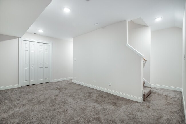 Building Photo - 5407 S Harper Ave