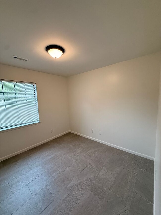 Building Photo - Prime Beaufort Location – 3BR/2BA | No HOA | Fenced Yard