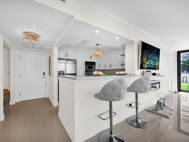 Building Photo - 2049 S Ocean Dr