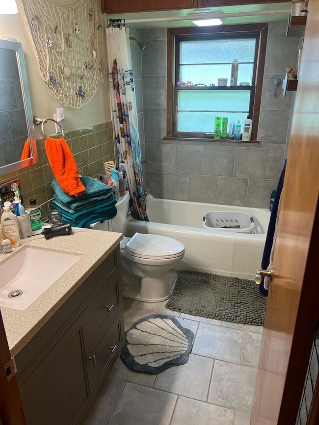 Building Photo - Charming 2-Bedroom Ranch with Spacious Liv...