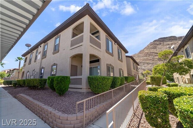Building Photo - Charming Ground-Floor Condo with Wood Flooring & Modern Comforts!