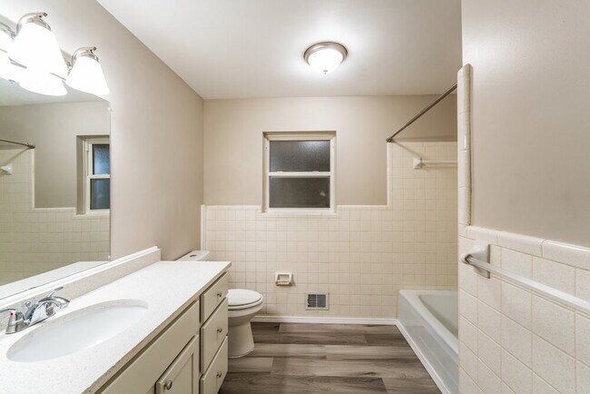 Building Photo - 1831 Mara Dr NE