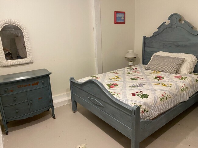 Lower level bedroom - 50 Summit Ave