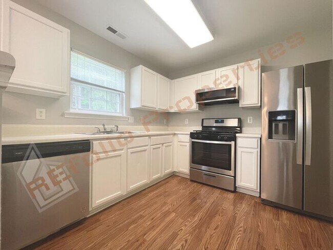 Building Photo - Beautiful 3 Bedroom 1 Car-Garage Home loca...