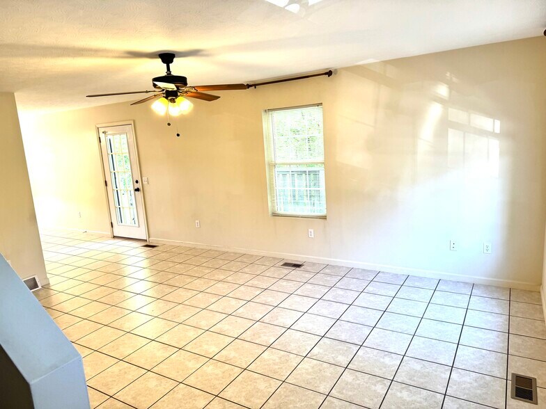 Building Photo - 12 Alexa Way