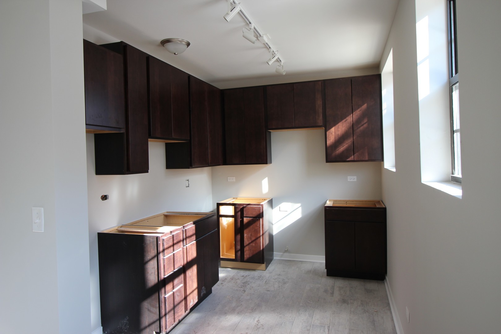 Building Photo - 3108 W Sunnyside Ave