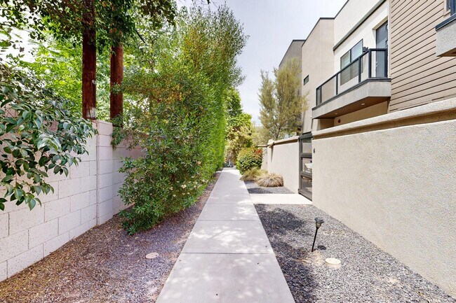 Building Photo - 2645 E Osborn Rd