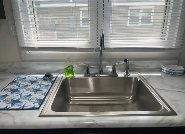 Building Photo - 106 15th Ave S