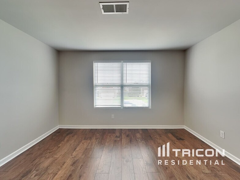 Building Photo - 832 Foxdale Dr