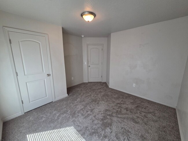 Building Photo - Spacious 4 Bedroom Home!