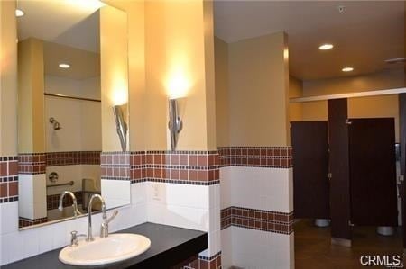 Community bathroom - 1102 Scholarship