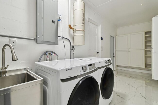 Building Photo - 3913 Fontainebleau Dr