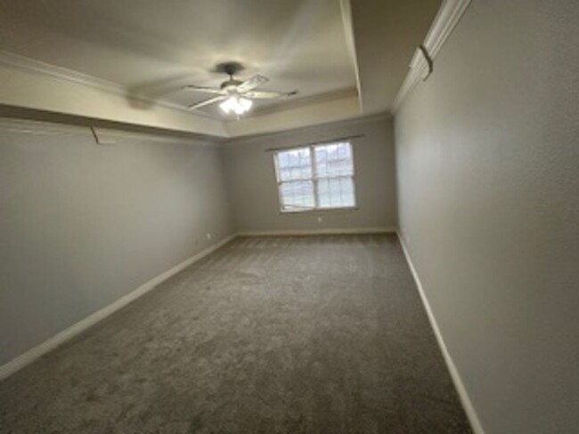 Building Photo - Interior NEWLY Painted, Spacious! 4 bedroo...