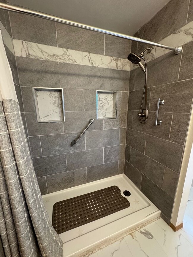 Building Photo - 3 bed/2 bath with BONUS room