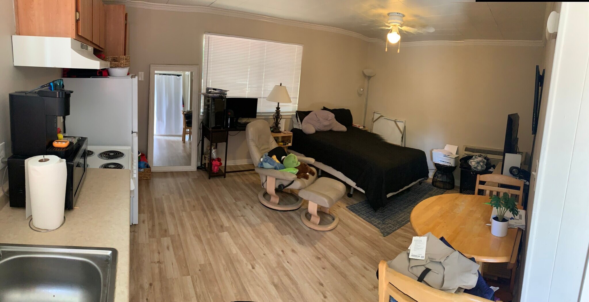 Building Photo - 1050 E 8th St