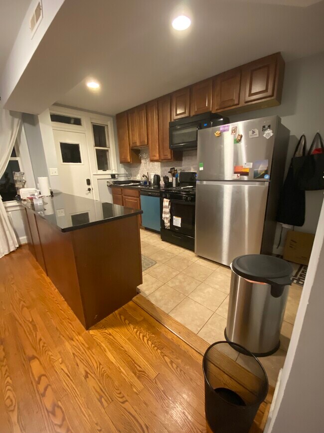 Kitchen - 1723 Lang Pl NE