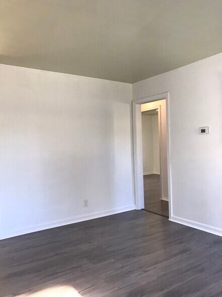 Building Photo - 866 Warwick Dr