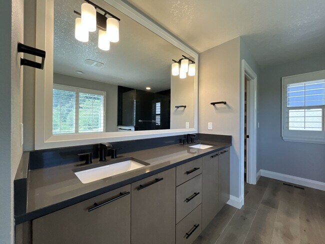 Building Photo - Elegant South Cooper Mountain Home with 4 Bedrooms, Bonus Room, Main-Level Suite & Designer Finishes