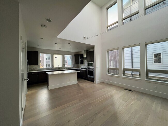 Building Photo - 525 Promenade Dr