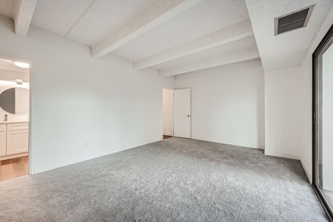 Building Photo - Completely Updated 2 Bedroom 2 Bathroom Co...