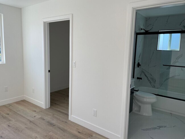 Building Photo - ALL JANUARY & FEBRUARY FREE! Spacious 3 Bedroom 3.5 Bath + Den in Prime Thai Town Location!