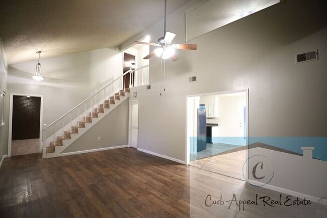 Building Photo - 3 Bedroom 2 Bath Home in Beautiful Neighborhood! A fenced back yard!!