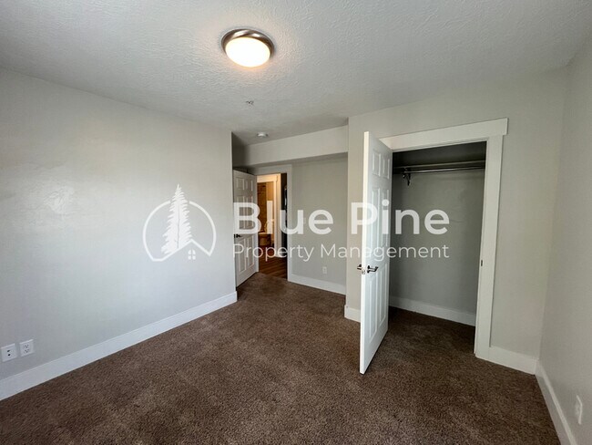 Building Photo - 1420-1420 E 17th St