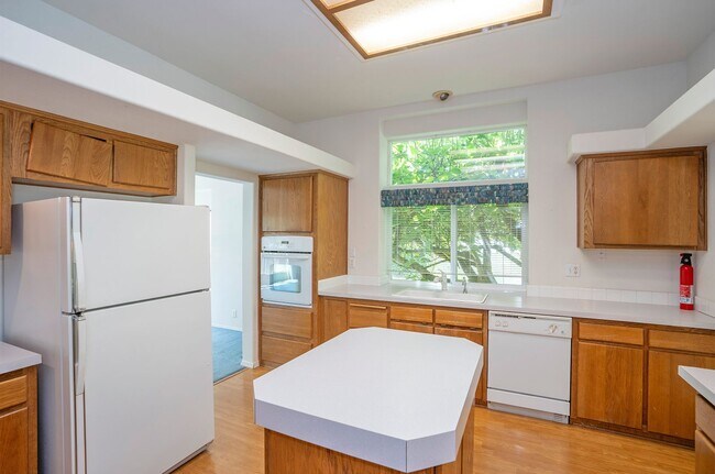 Building Photo - 3-Bedroom Gig Harbor Retreat with Private Setting and Modern Comforts