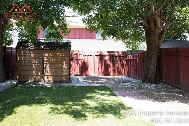 Building Photo - 4267 Will Rogers Dr