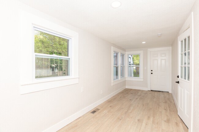 Building Photo - 207 N Leeds Ave